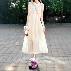 温柔法式茶歇高级刺绣挂脖连衣裙夏天海边度假松弛感无袖露肩