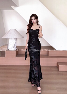 法式复古黑色蕾丝吊带连衣裙碎花裙高级感修身显瘦气质长款长裙女