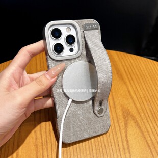 一体腕带适用苹果17air手机壳带无线磁吸16promax纯色素皮iPhone15高级感14pro巨好看女款13por全包12新款套p