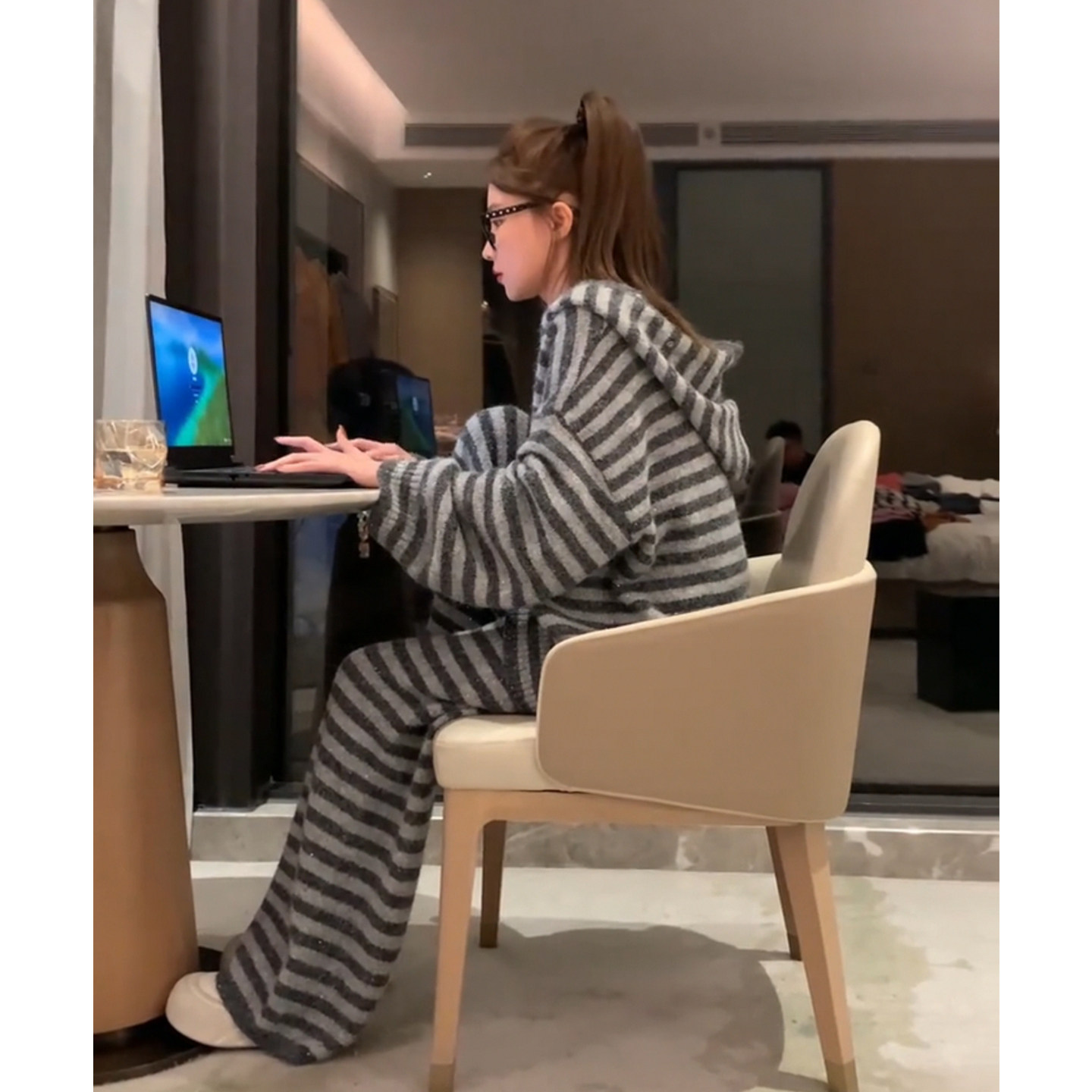 秋季慵懒风穿搭高级感软糯宽松条纹连帽卫衣外套休闲阔腿裤两件套