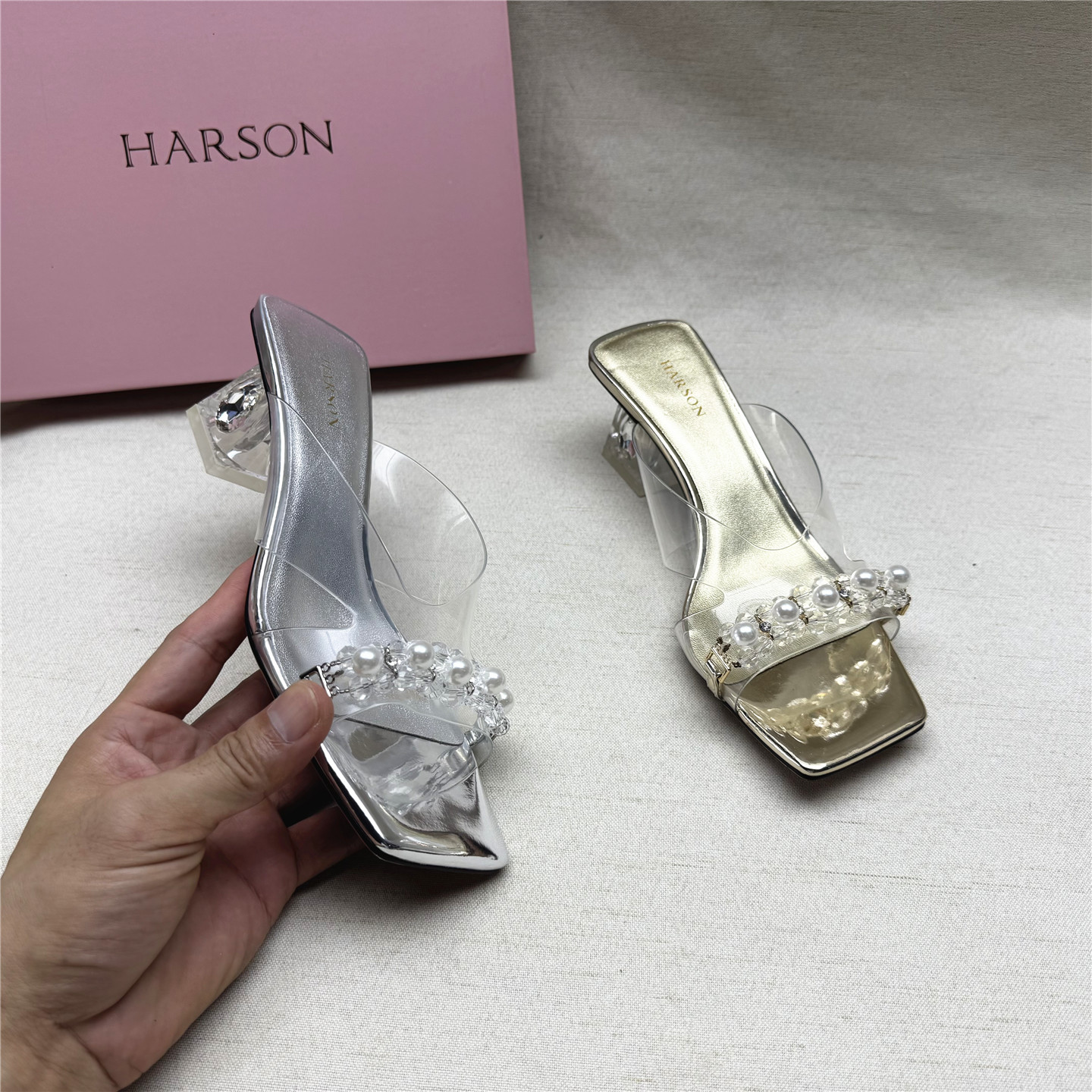 Harson/哈森撤柜正品时尚水钻粗跟露趾时尚凉拖鞋女夏新款一字拖