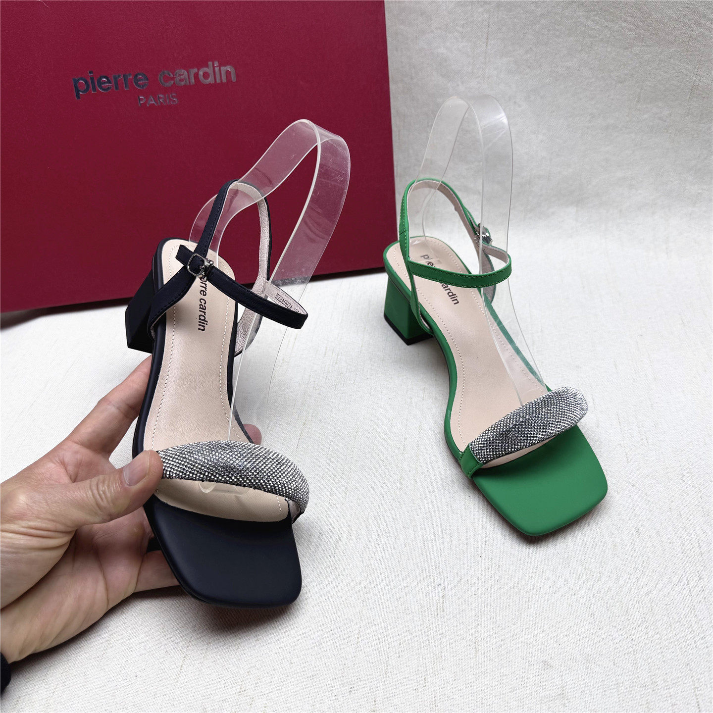 皮尔卡丹正品撤柜时尚烫钻露趾粗跟时装鞋女夏新款羊皮一字带凉鞋