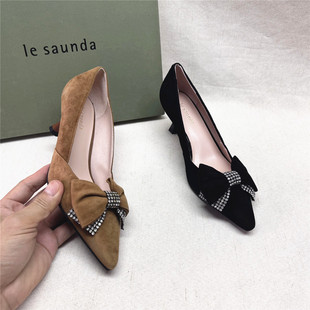 le saunda/莱尔斯丹撤柜尖头蝴蝶结高跟时装女鞋新款反绒单鞋
