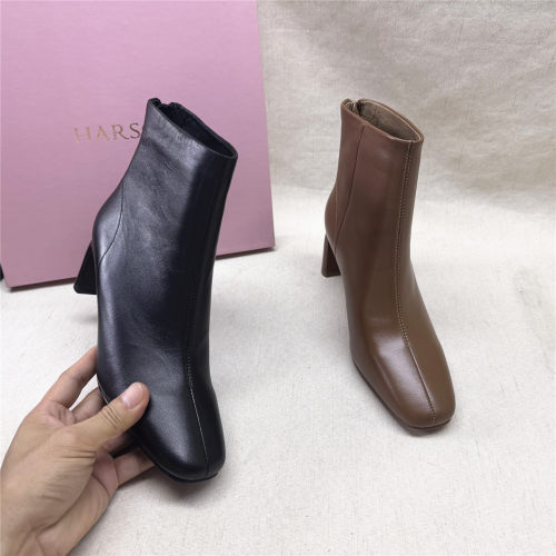 Harson/哈森正品撤柜百搭粗跟方头时装靴女秋新款羊皮后拉链短靴