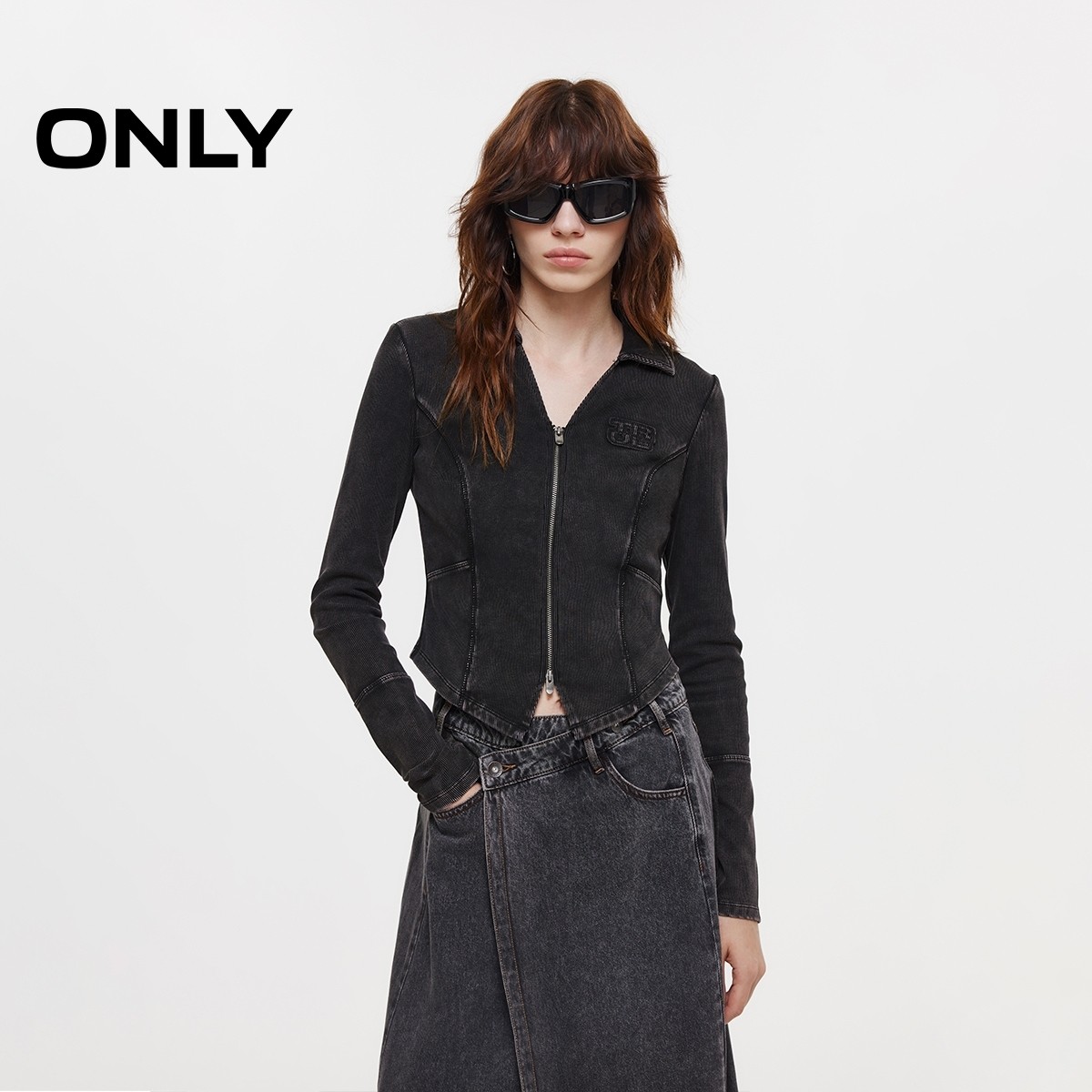 ONLY2025冬季新款实用双向拉链V字翻领双C剪裁舒适修身长袖T恤女