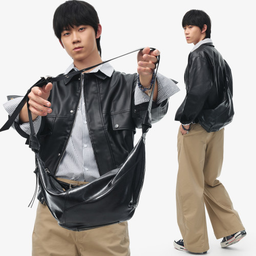 美式机车风斜挎包男拼接皮牛角包