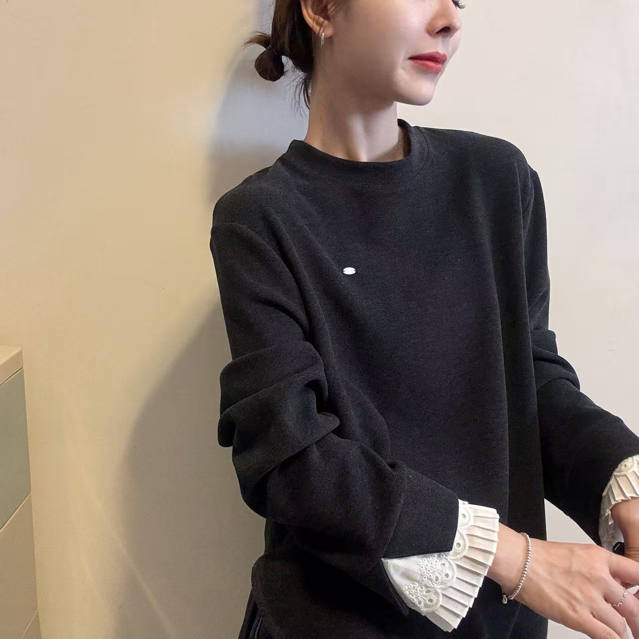 欧洲站2025冬季圆领胸口小定标宽松袖口蕾丝拼接喇叭袖T恤打底衫