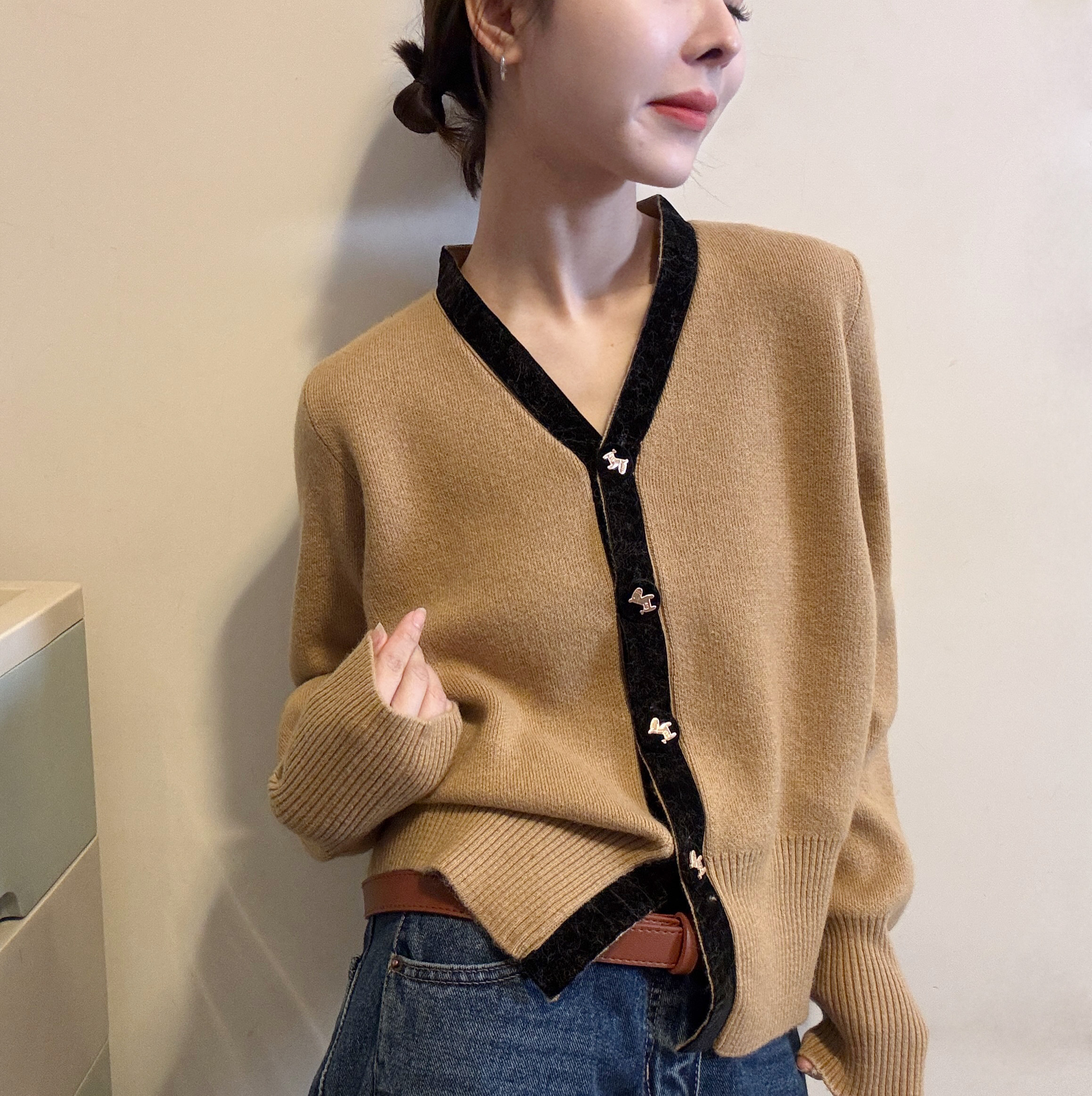 欧洲站2026早春新款洋气V领别致排扣门襟撞色针织开衫韩系毛衣女,女装/女士精品,毛针织衫,淘宝优惠券,粉丝福利购,淘宝优惠卷