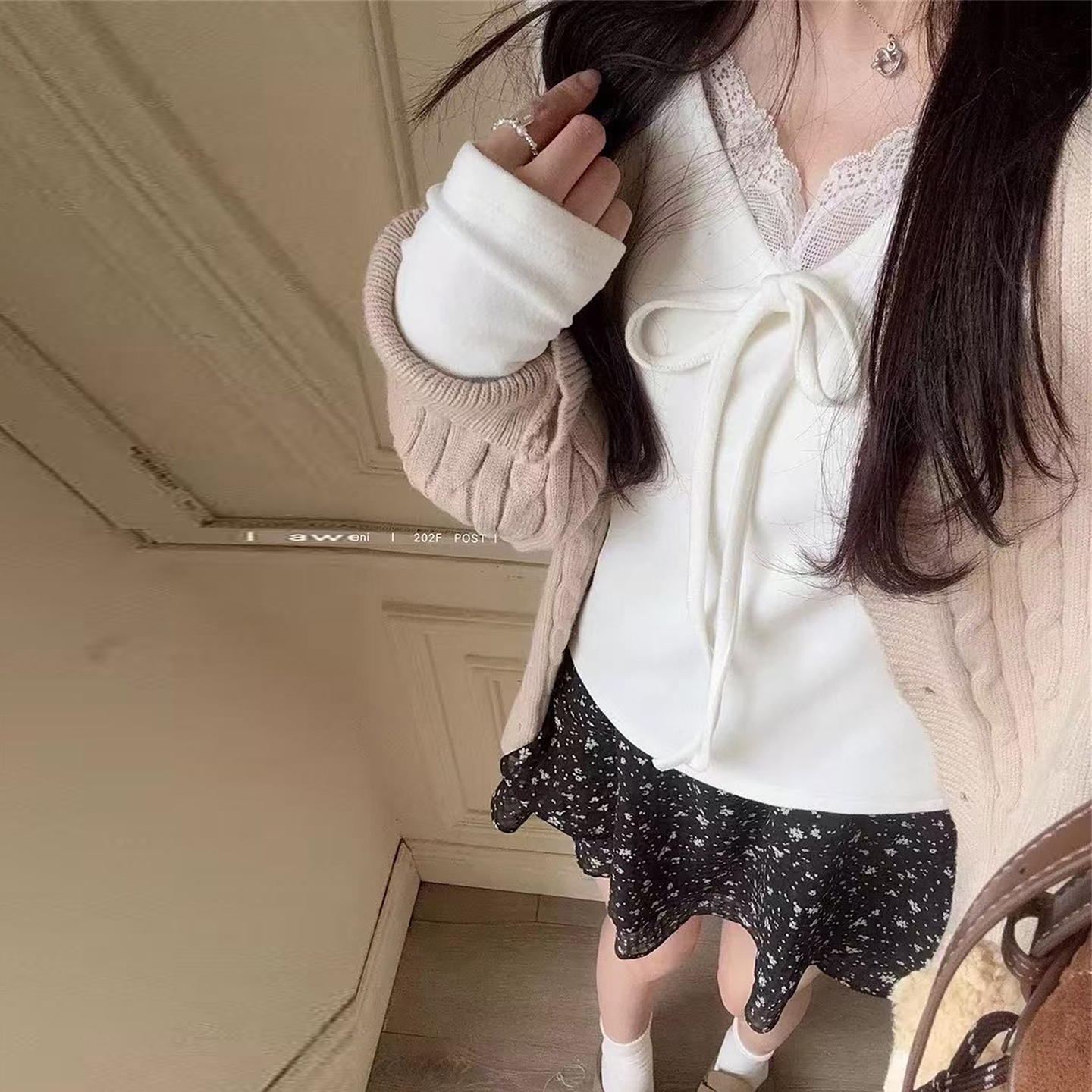 蕾丝蝴蝶结拼接V领长袖T恤女秋冬