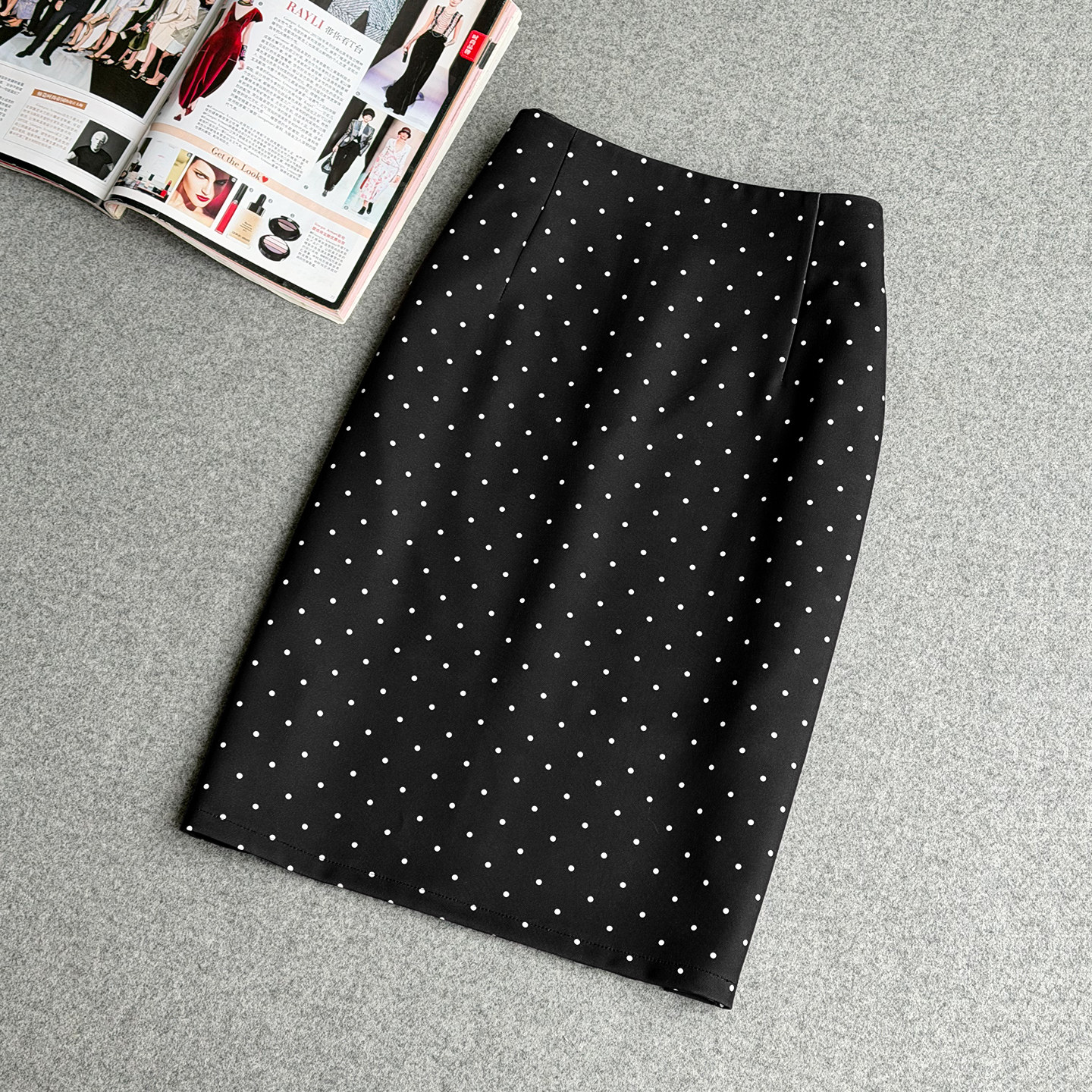 波点半身裙女2026春季新黑色a字裙高腰百搭包臀中裙白斑点短裙子