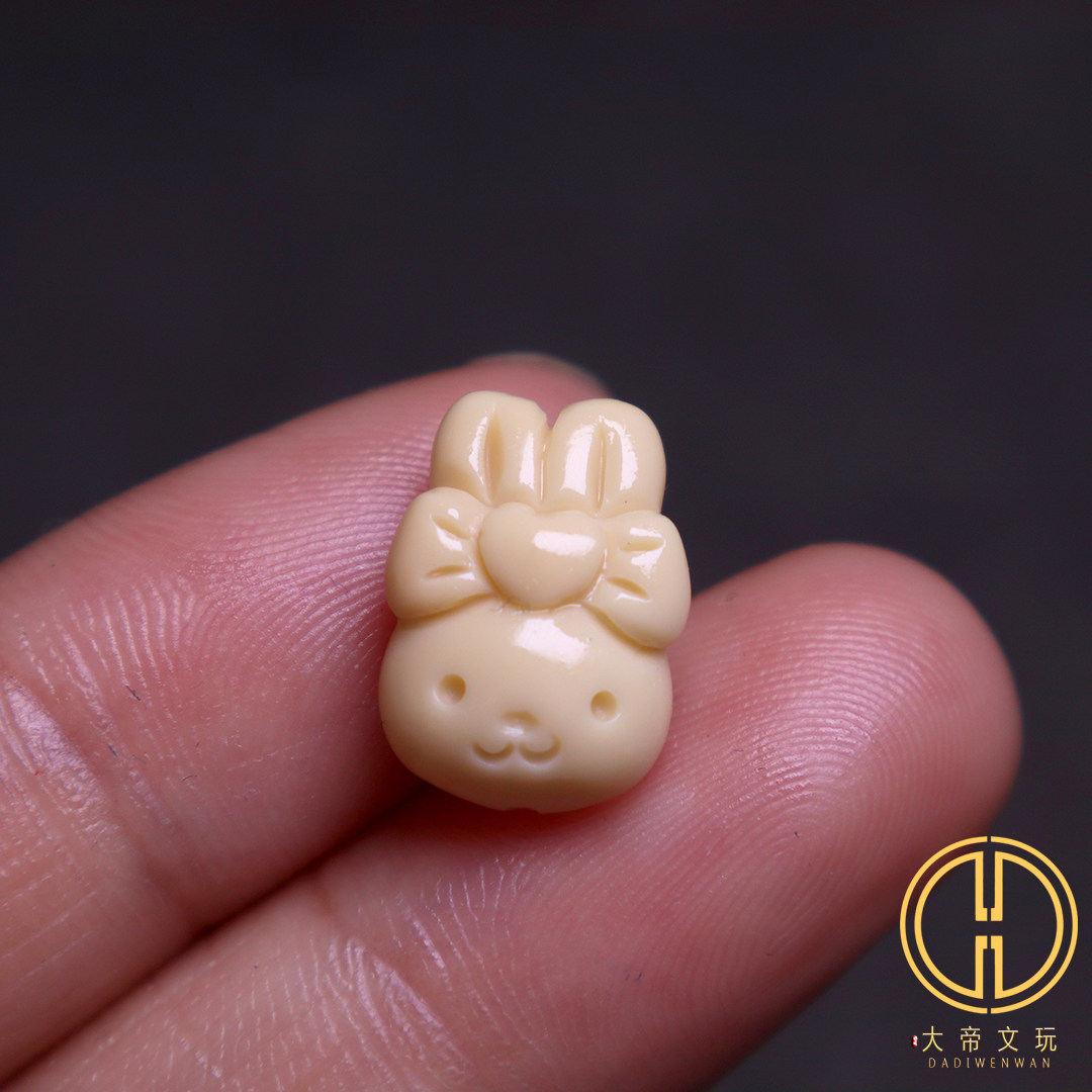 金膏玉兔子背云隔珠侧挂