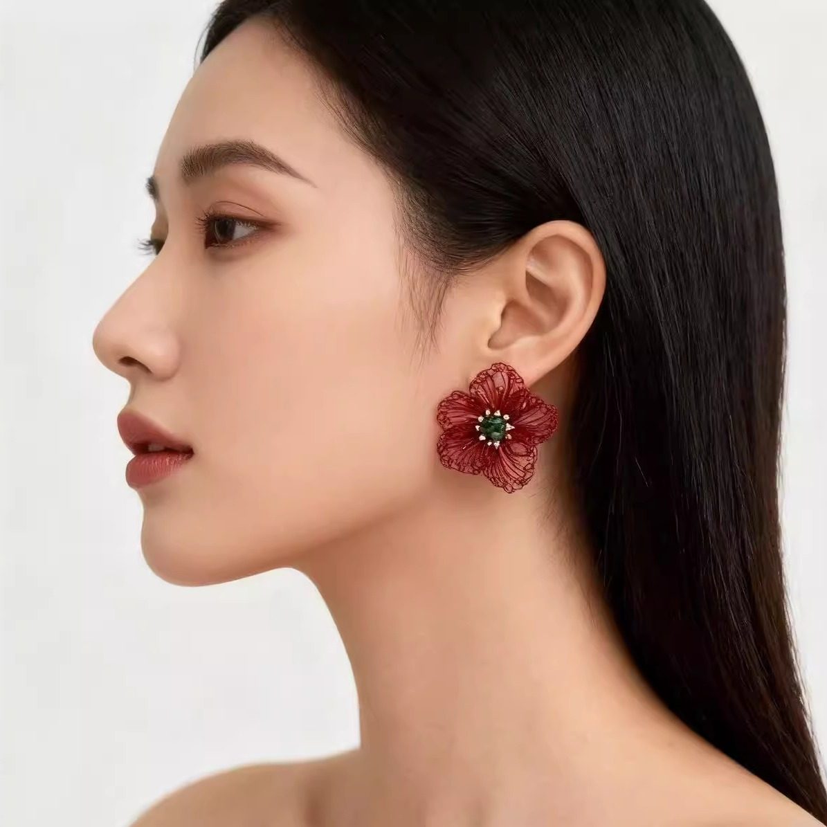 山茶花镶钻耳钉