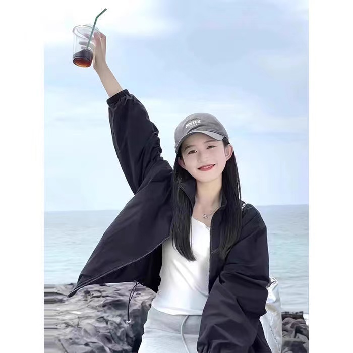 美拉德黑色立领冲锋衣外套2025新款冬季短款运动夹克上衣休闲遮肉