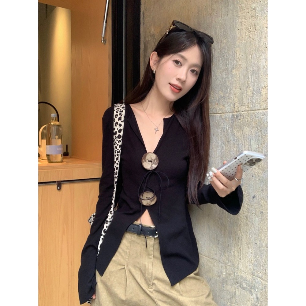 甜辣妹黑色v领针织长袖t恤女早秋款设计感露肩修身短款打底衫上衣