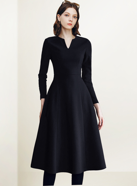 QOOEL时尚气质赫本风小黑裙女2025秋冬新款设计感高腰通勤连衣裙