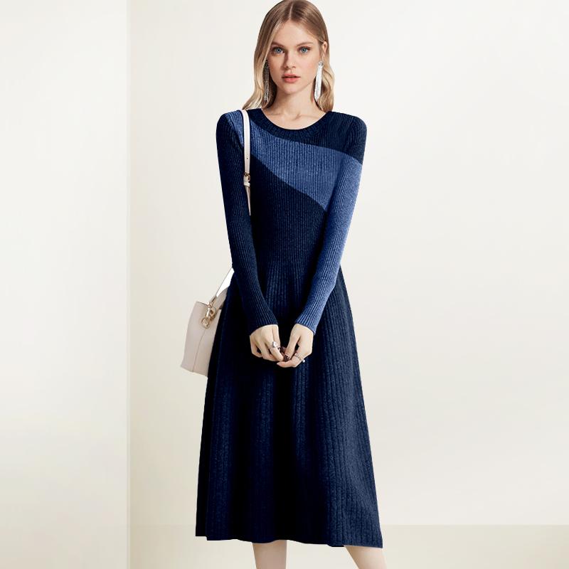 大方得体的配大衣打底裙