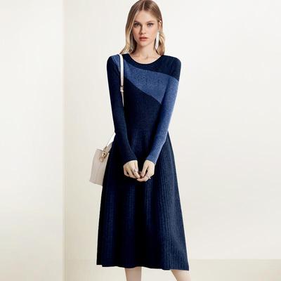 大方得体的配大衣打底裙