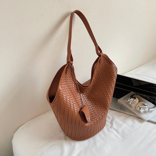 松弛感复古编织包包女包2026新款轻奢小众高级感通勤托特包大容量
