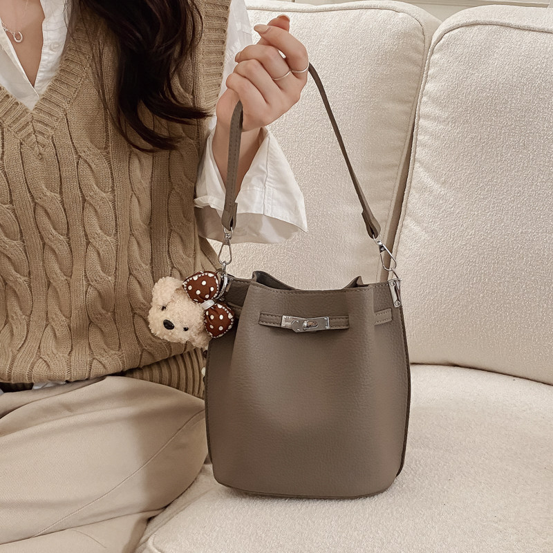 都市简约轻奢小众质感荔枝纹水桶包高级感通勤百搭时尚手提斜挎包,箱包皮具/热销女包/男包,水桶包,淘宝优惠券,粉丝福利购,淘宝优惠卷