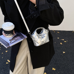 高级感菱格mini小包包女银色手提斜挎包小菜篮子水桶包迷你口红包