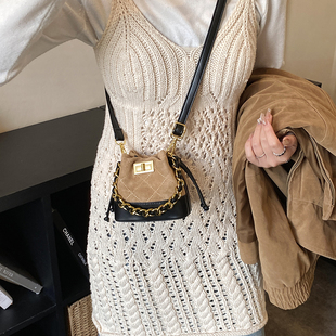 高颜值好看的小众设计迷你口红包包女2025新款洋气水桶包潮斜挎包