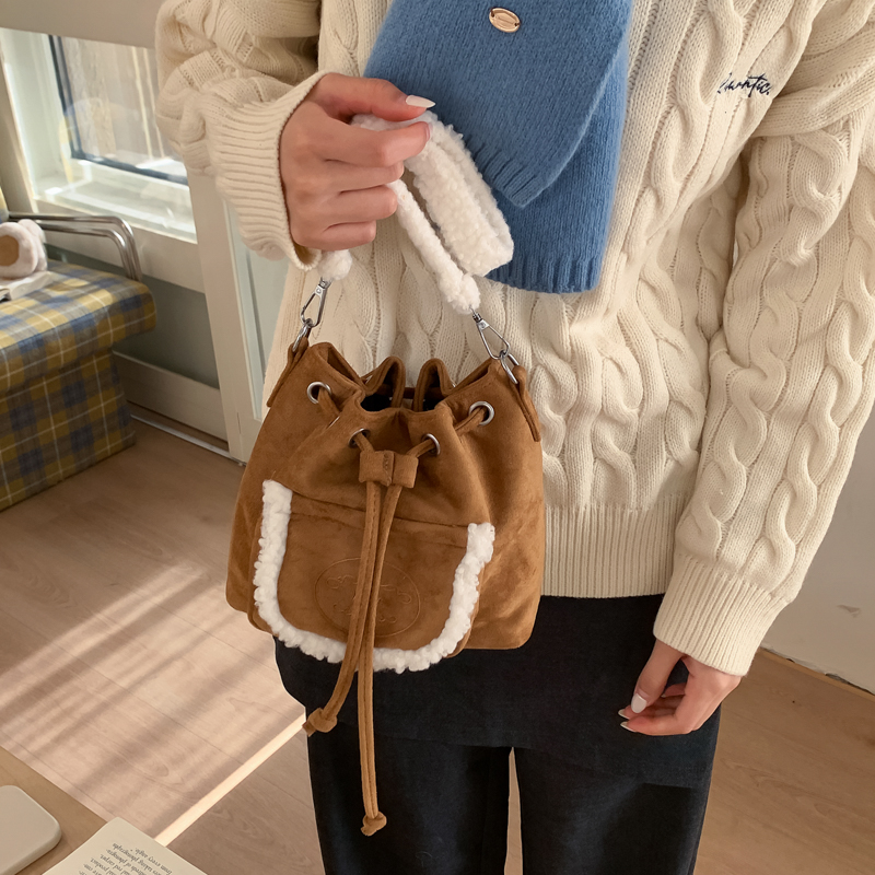 素韵格韩系磨砂毛绒斜挎水桶包