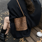水桶包包女2026秋冬新款 小众女包高级感豹纹单肩包磨砂绒斜挎小包