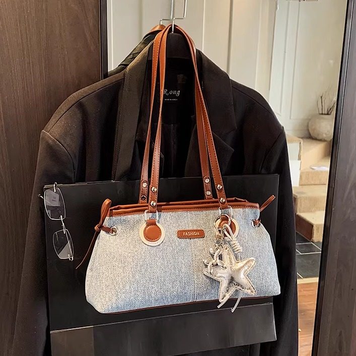 今年流行的包包2026新款休闲牛仔布女士单肩腋下包通勤手提法棍包,箱包皮具/热销女包/男包,腋下包,淘宝优惠券,粉丝福利购,淘宝优惠卷