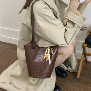 高颜值百搭通勤腋下包单肩水桶包 chic复古小众菜篮子包女包秋新款
