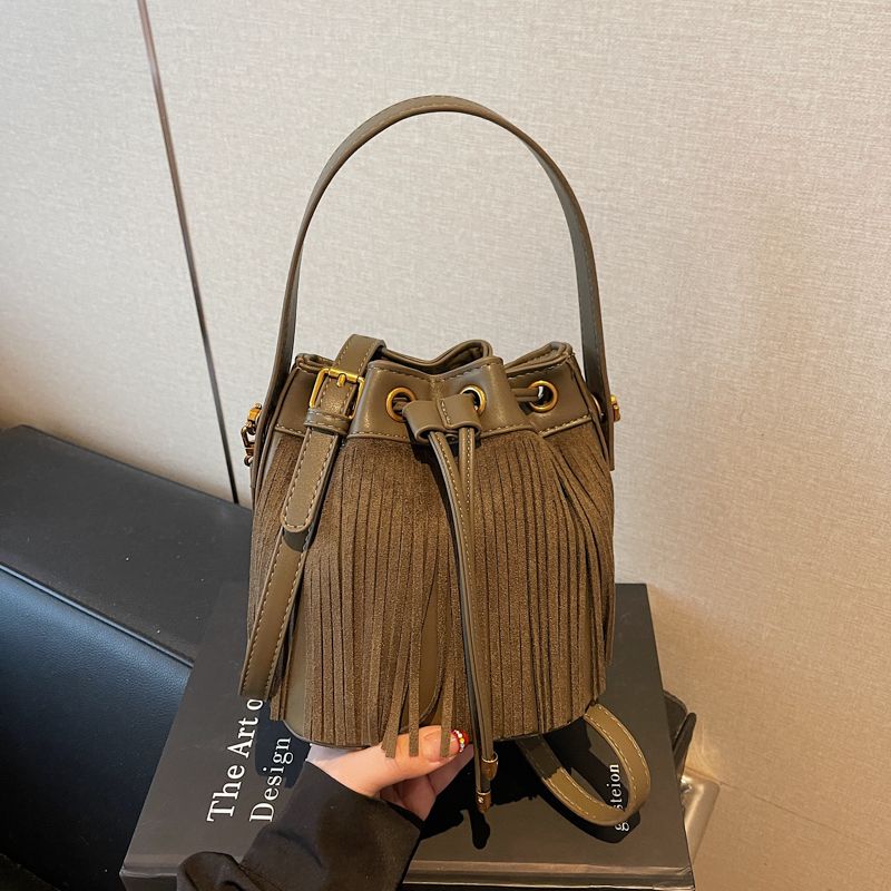 波西米亚小众流苏抽绳水桶包女2025新款百搭斜挎包迷你精致包包