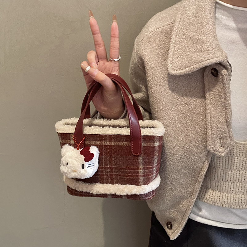格纹毛毛斜挎包女韩版2025新款冬季毛绒手提手拎水桶小众轻奢女包