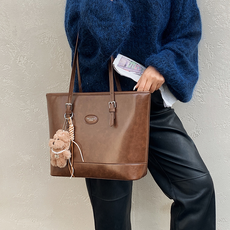 韩系chic复古托特包女大容量通勤单肩手提大包百搭毛绒挂件水桶包