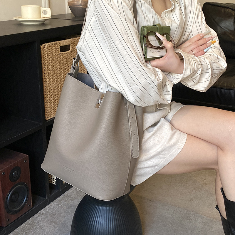 极简风大容量水桶包女2026新款单肩斜挎托特包通勤百搭早八上班包,箱包皮具/热销女包/男包,水桶包,淘宝优惠券,粉丝福利购,淘宝优惠卷