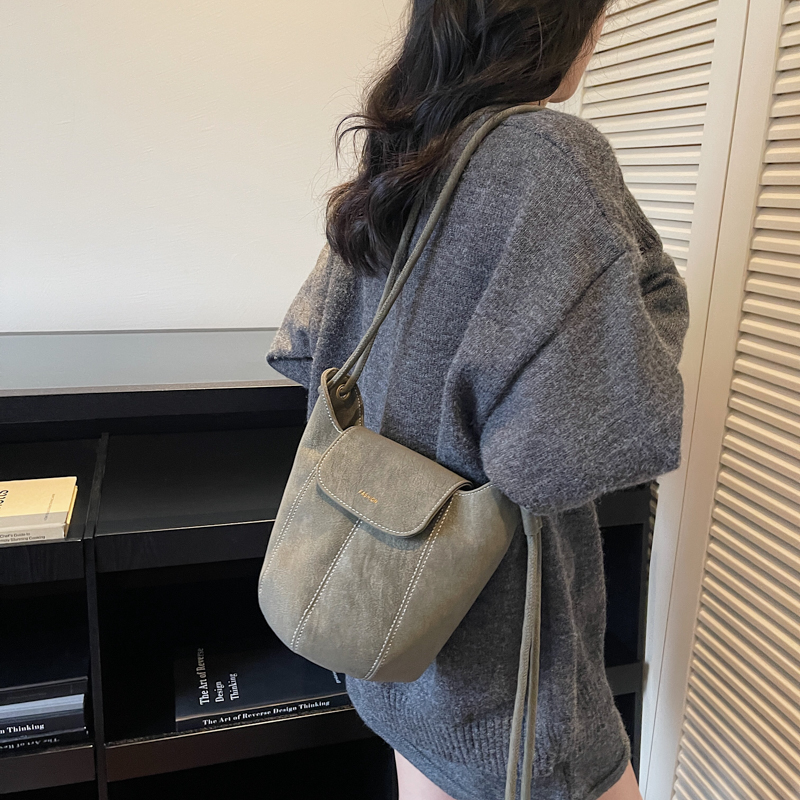 2025新款磨砂绒面单肩水桶包