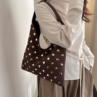 甜酷辣妹风铆钉托特包女大容量单肩通勤包2026新款春夏上班通勤包