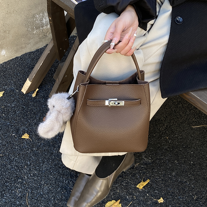 素韵格轻奢荔枝纹女斜挎水桶包