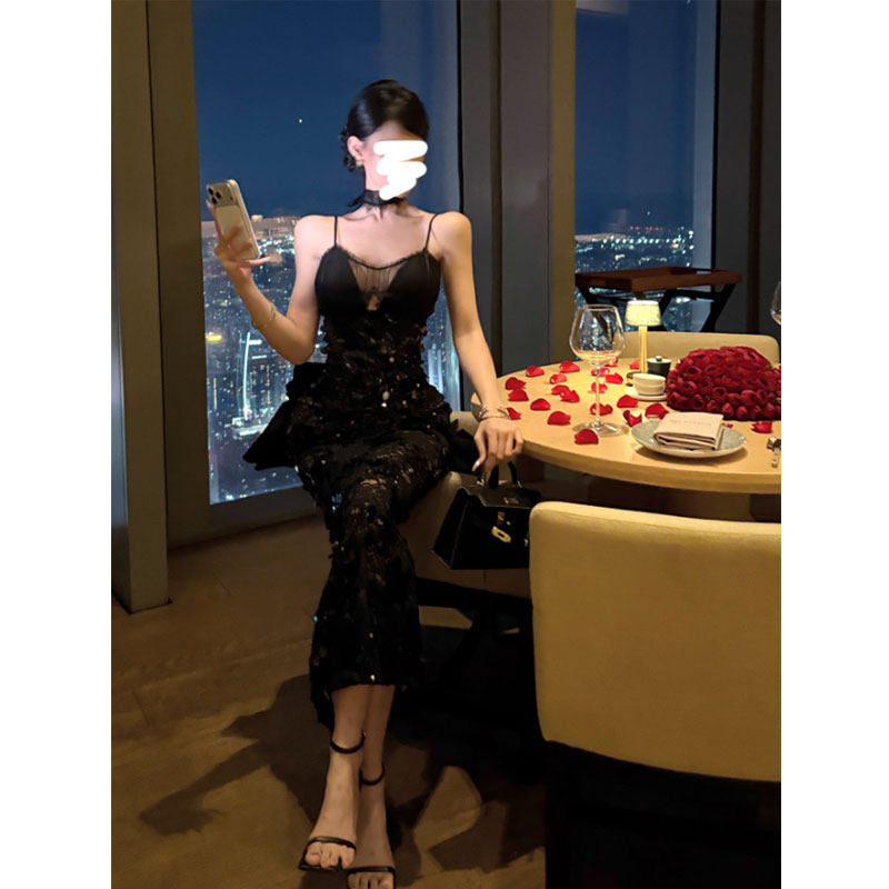 轻奢重工亮片小洋装名媛高端小众宴会礼服裙子性感露背吊带连衣裙