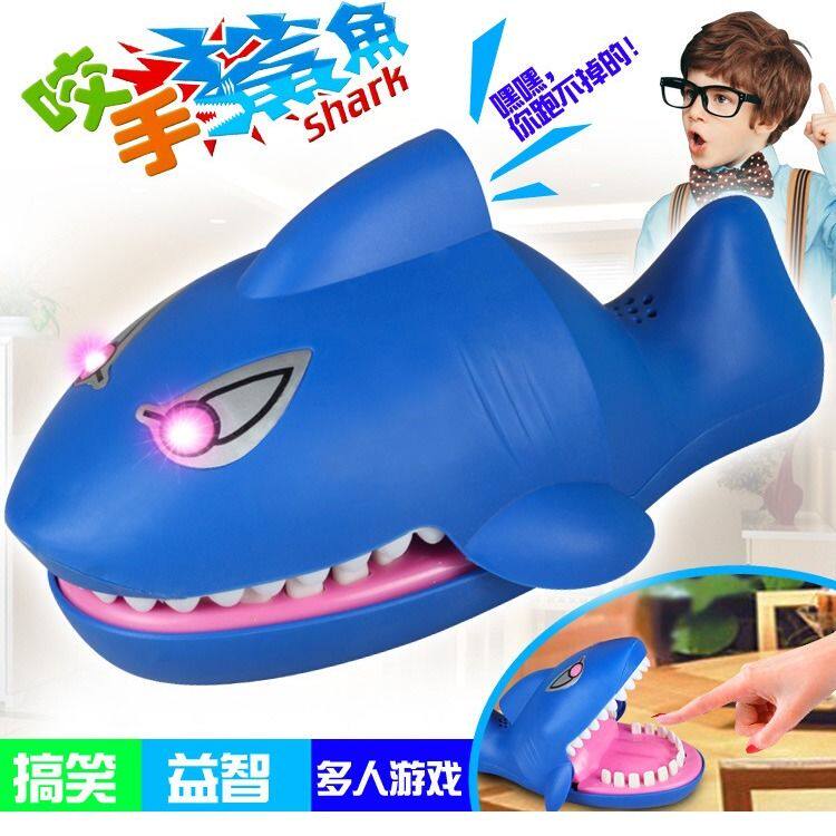 선물 상자는 사람 놀리기 이빨로 손 물기 강아지가 사람 손 물기 개 장난 게임 장난감 부모와 자식 상호 작용 등의 흉내를 냅니다