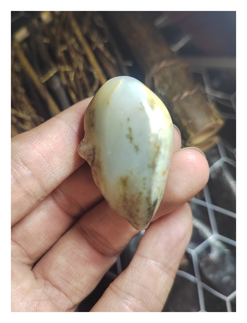 原籽的羊脂温润感,新疆和田玉籽料原石把玩,盘盘出油能盘透