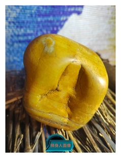 古籍记载黄金玉如黄金，新疆和田玉黄金色籽料原石金包玉摆件把件