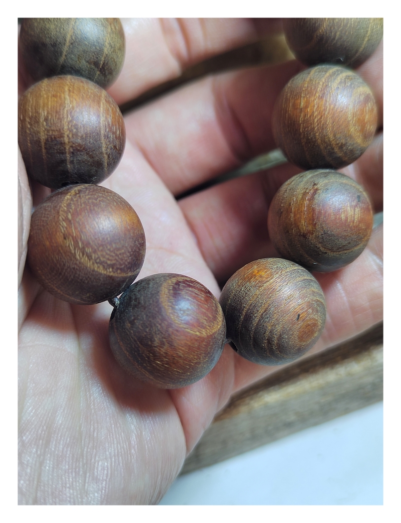 很多年前收藏海南沉香伞竹格奇楠沉香手串牛眼，1.8沉香特征明显