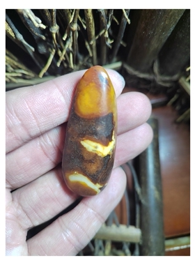 古籍记载有一种籽料艳若鸡冠，新疆老河道鸡冠玉籽料原石密度2.99