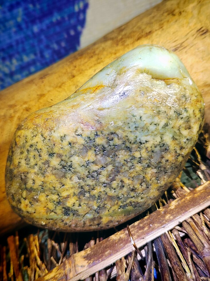 龙鳞皮七彩新疆和田玉羊脂玉籽料原石，独有天然皮色原籽把玩