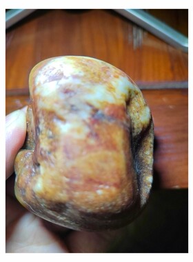 玛丽艳籽料，红皮白肉，这种籽玉出高端羊脂的，密度2.99美玉玉器