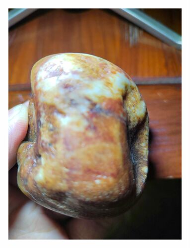 玛丽艳籽料，红皮白肉，这种籽玉出高端羊脂的，密度2.99美玉玉器