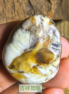 籽料沧桑感是经亿万年形成岁月印记，和田玉白皮三色黄玉籽料16克
