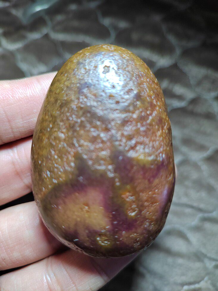 龙血红籽料原石紫红色,龙型散发紫光新疆玛丽艳老河道,密度3.03