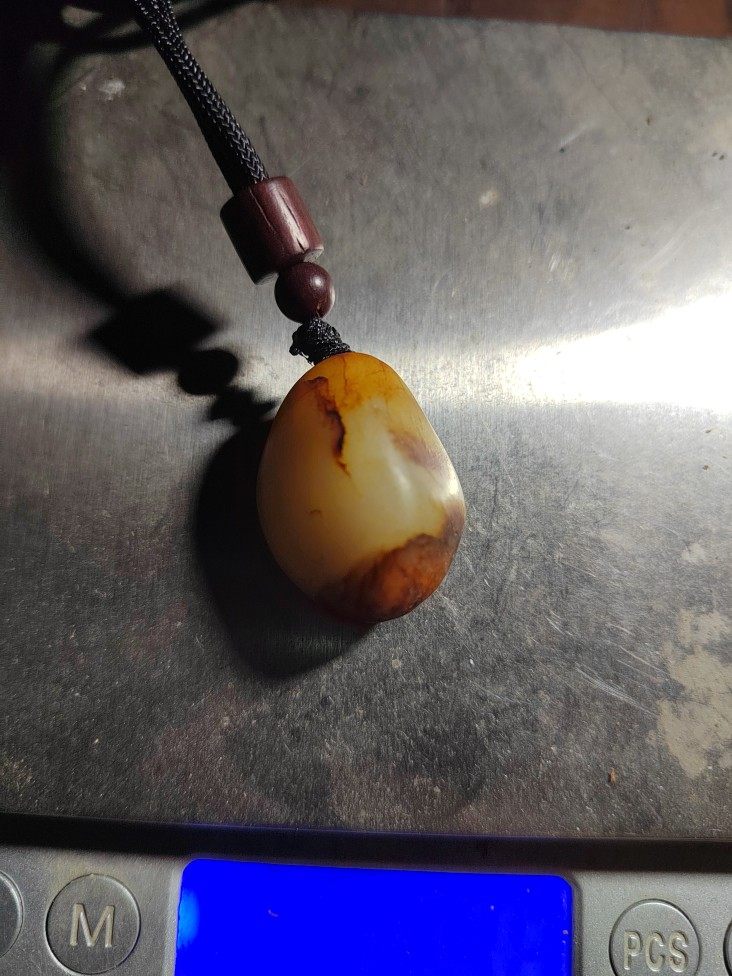 这种籽料你见过吗，鸿运当头，一手籽料羊脂白玉原石挂坠红皮白肉