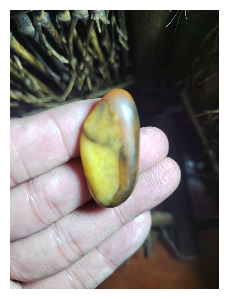 鸡油皮鸡蛋黄黄玉籽料原石,办公室玩宠,盘一籽料给心灵放个假