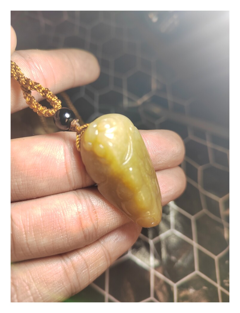 籽料糖料的魅力,有灵气,八十年代老坑老工新疆和田玉籽料吊坠